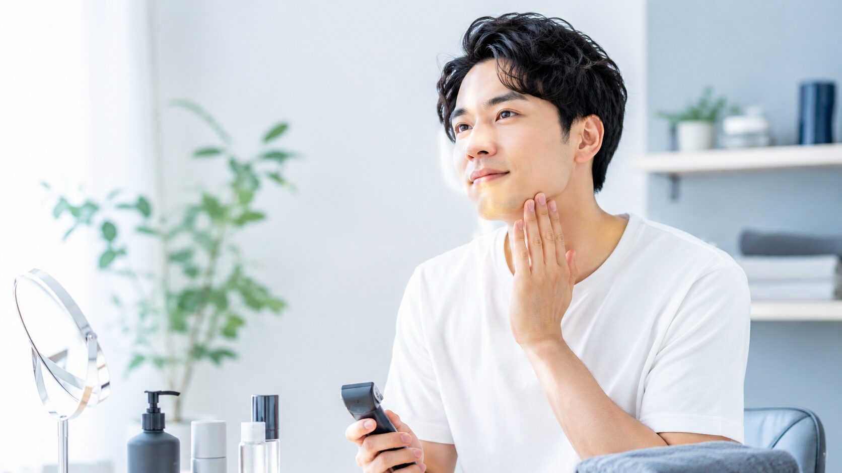 自分に合うムダ毛ケア方法を考えている男性のイメージ