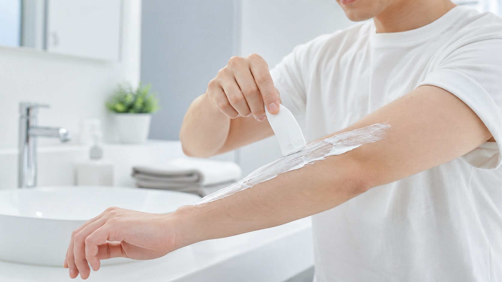 メンズ除毛クリームを毛が隠れるように塗っている男性のイメージ