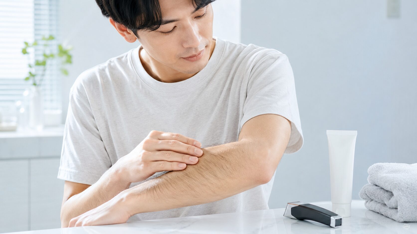 腕毛をツルツルに処理するか自然に残すか考えている半袖姿の男性